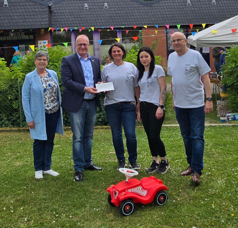 Bürgermeister Michael Holstein  gratulierte den Verantwortlichen der Ortsgemeinde und der Kindertagesstätte Trierweiler zu einem runden Geburtstag.