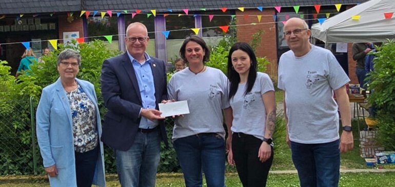 Bürgermeister Michael Holstein gratulierte den Verantwortlichen der Ortsgemeinde und der Kindertagesstätte Trierweiler zu einem runden Geburtstag.